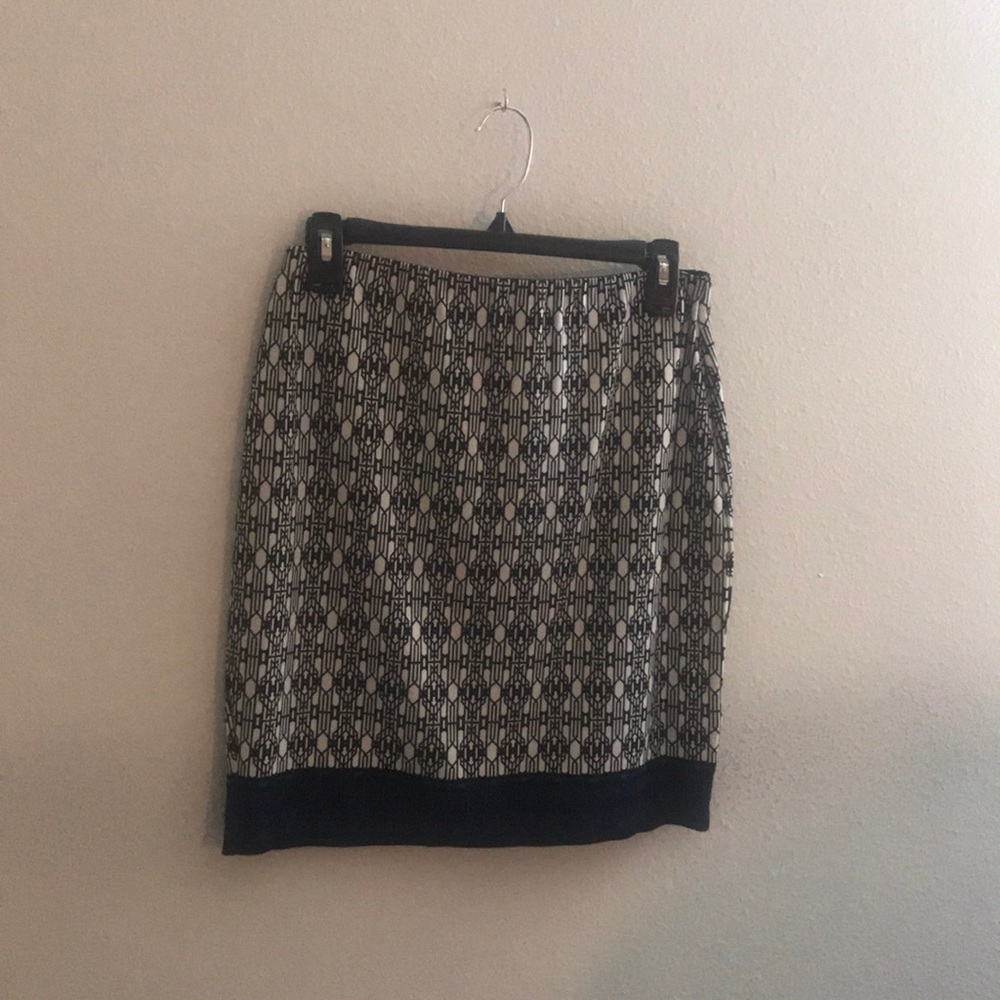 Studio Mid-Rise Skirt with elastic waist.